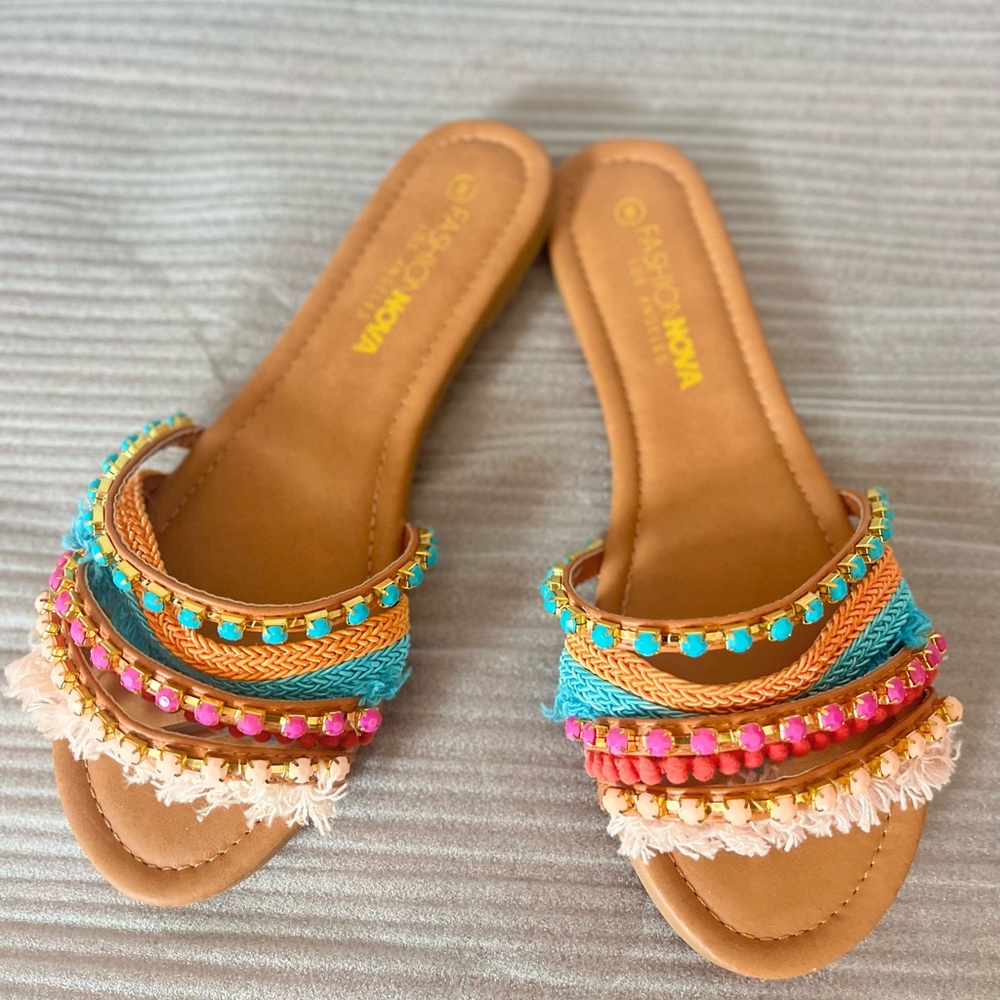 Fashion nova flip flops
